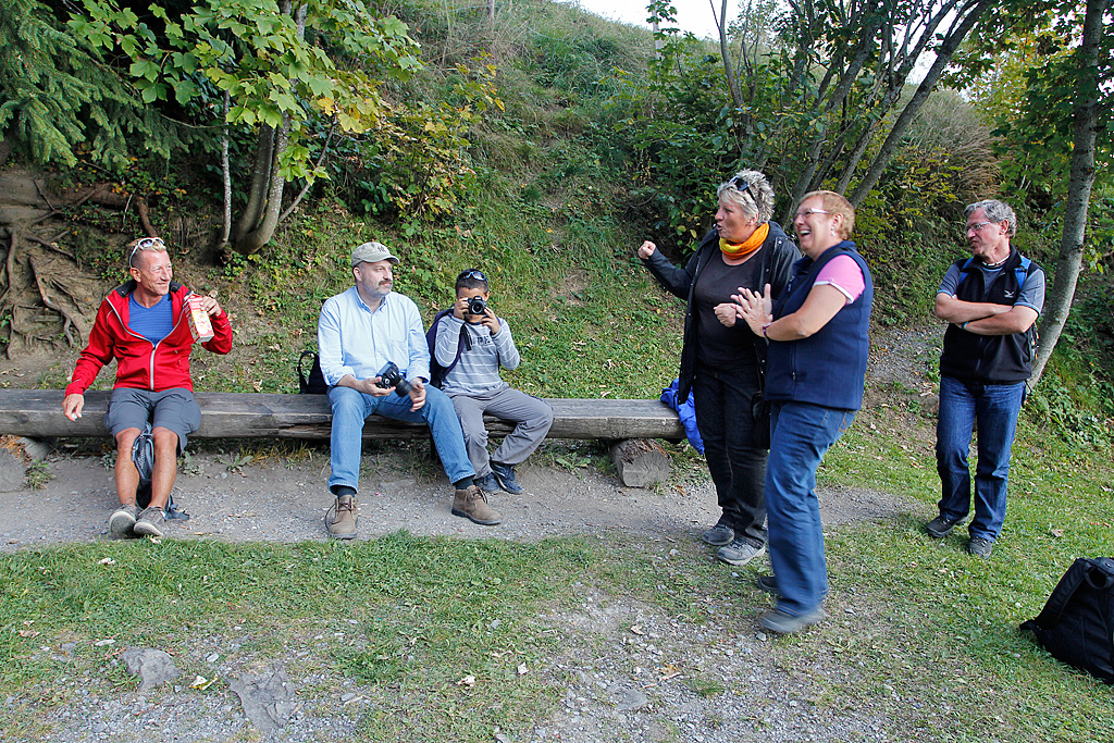Es werden schon wieder Sprche geklopft: Daniel, Olli, Andreas, Margaretha, Christine und Stefan warten auf das letzte Bhnli in der Mittelstation Planalp. 01. Okt. 2011, 17:52