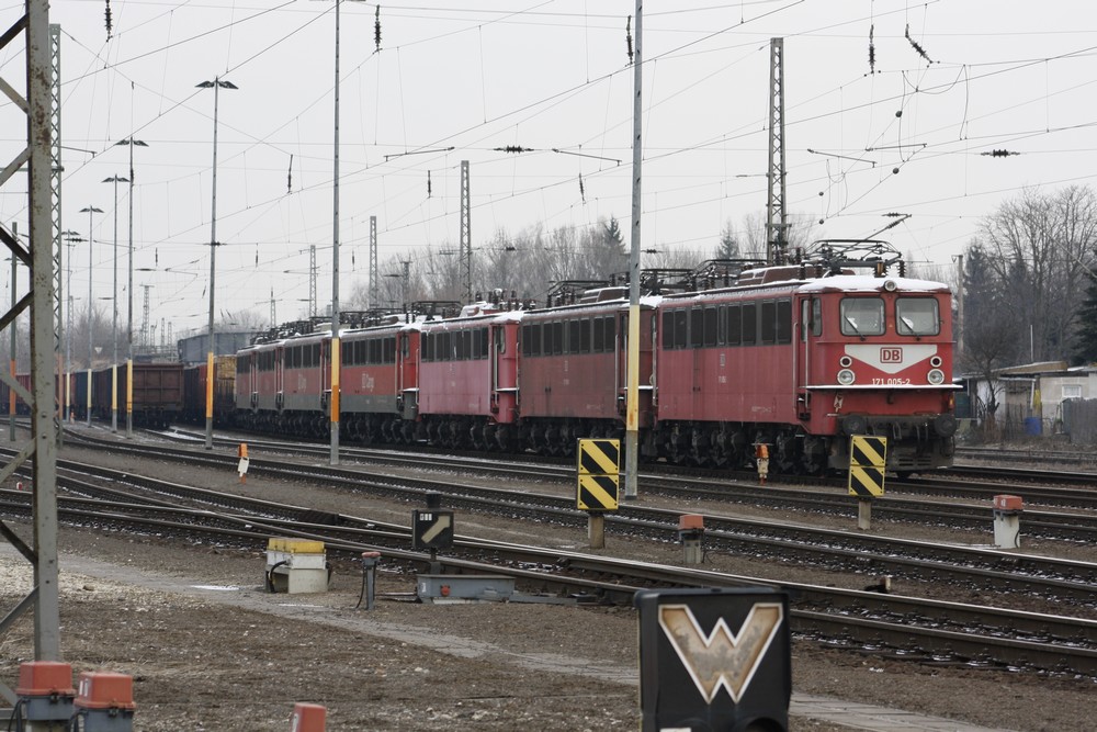 Es werden wohl die letzten Bilder der sieben Loks der BR 171 sein, hier aufgenommen am 20.02.2011 im Bahnhof Bhlen.
Aufgenommen von ffentlicher Strae.