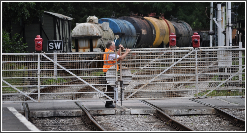 Es ist wieder mal soweit, dass sich ein Dampfzug angekndigt hat in Glyndyfrdwy. Der Stellwerkbeamte bringt den  Viehgatter  in Stellung Bahn offen/Strasse zu. (16.08.2011)