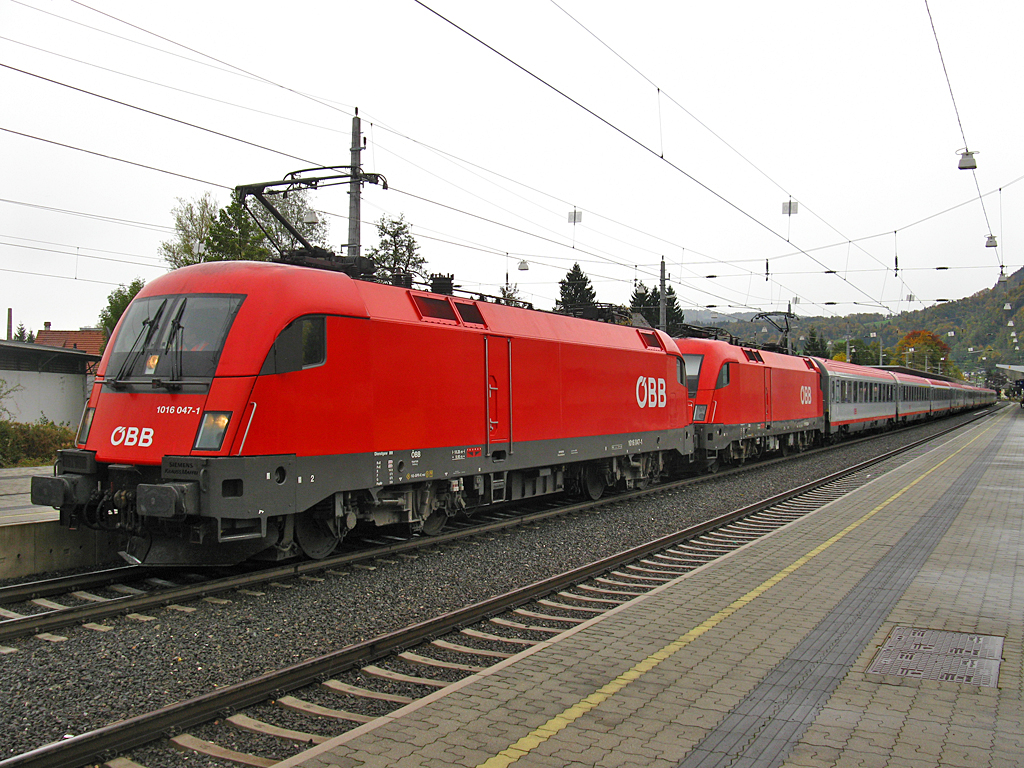 Es-Wiener Stdtische-Lok mit 1116 026 im verregnetem Dornbirn am EC 567 nach Wien West. 

Lg Emir