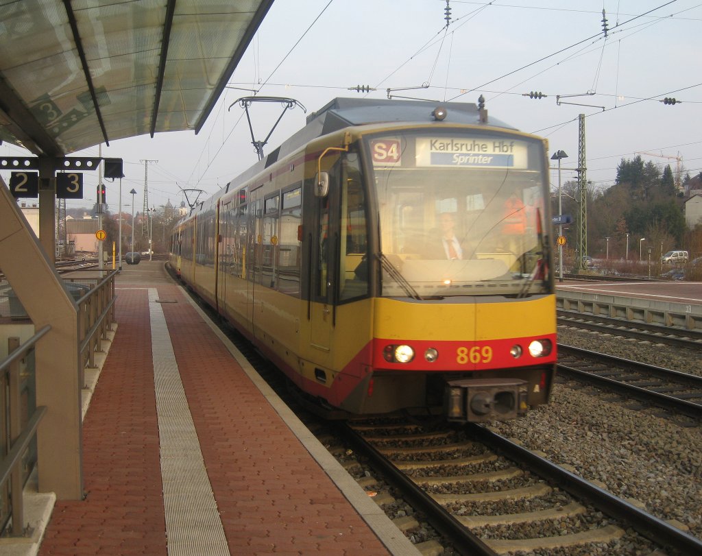 Es wird abendlich in Bretten. Am 03.03.2012 hatte Tw 869 und Tw 921 die Aufgabe den Sprinterzug der S4 von hringen nach Karlsruhe Hbf zu fahren. In Karlsruhe angekommen, fhrt Tw 921 wieder als S4-Sprinter nach hringen zurck.