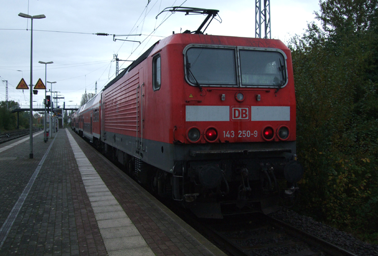 Es ist wohl das letzte Bild von 143 250-9 bei der Rostocker S-Bahn Sie hat jahre lang ihren Dienst auf den Linien S1,S2,S3 und RE9 getan aber nun heit es langsam von Rostock Abschied nehmen.Bild vom 15.10.2010 im Bahnhof Rostock-Bramow. 