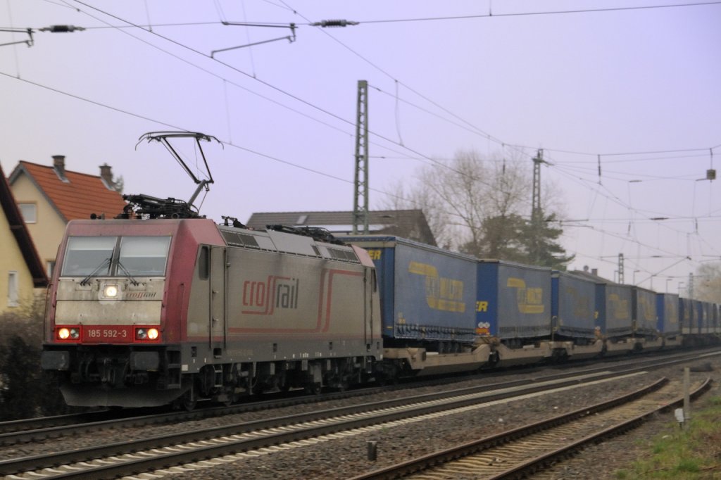 Es wollte einfach nicht richtig aufklaren: 185 592-3 der Crossrail vor dem  Walther -Express auf dem Weg in den Sden. (KBS 650, Durchfahrt Zwingenberg, 17.03.2011)