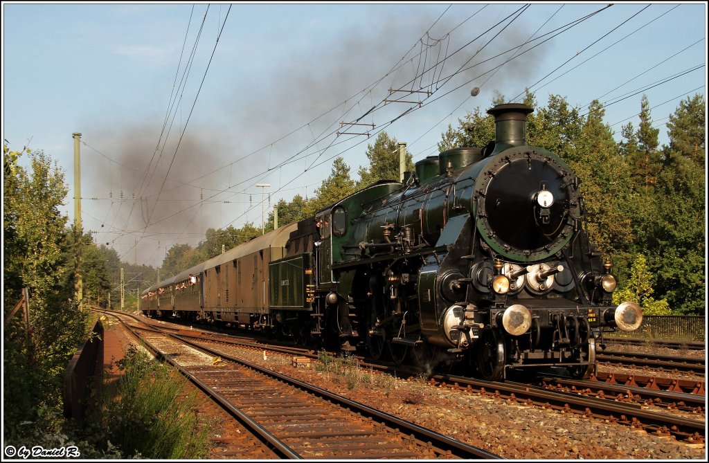 Es wurde noch eine schne Stelle gesucht. Da es farblich etwas passen sollte, wurde noch der Gterring abgeklappt. Bei Werthersau kam dann die S 3/6 des BEM mit der letzen Sonderfahrt des Tages daher. (24.09.2011, Nrnberger Gterring)