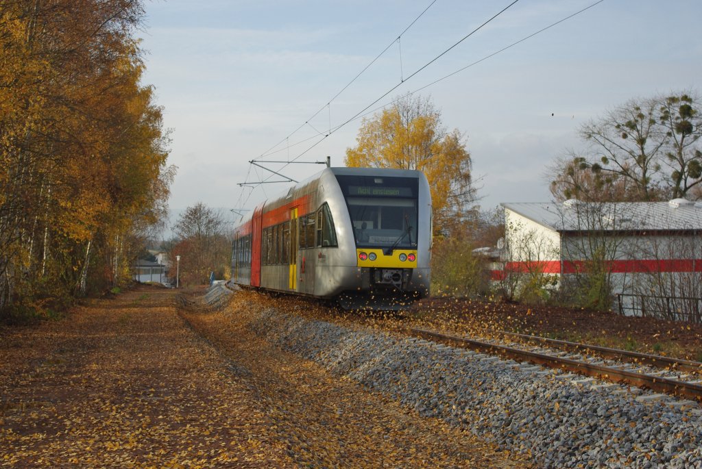 Es wurden auch ein paar Fahrten mit der max. Geschindigkeit fr diese Strecke (80 km/h) gemacht um den neuen Bahnbergang fr den Regelbetrieb zu testen. Nebenbei ergab das eine schne Herbst-Impression! Aufgenommen am 08.11.2009.