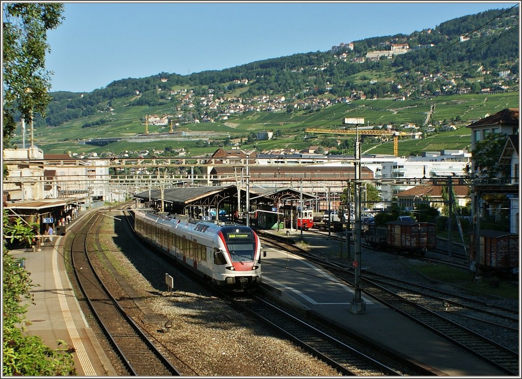 Es ist Zeit: Der Flirt ist gerade in Richtung Villeneuve vom Bahnhof Vevey abgefahren.
(10.08.2012)