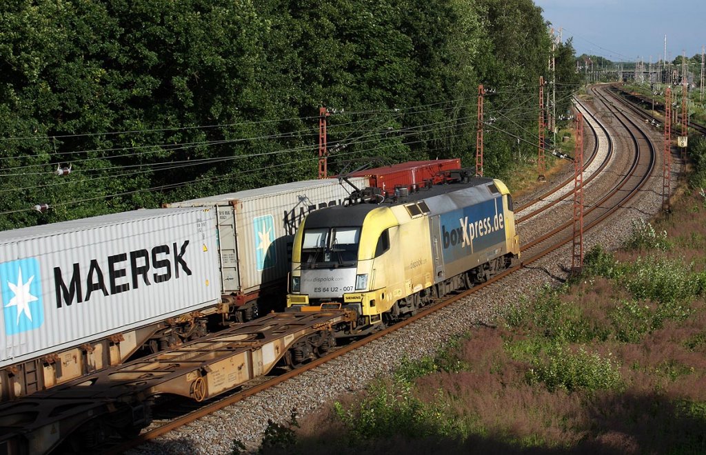 ES42 U2 007 begegnet einen Gterzug auf dem Weg in Richtung Bremen. Aufgenommen am 14.7.2012 in der Nhe von Wulsdorf.