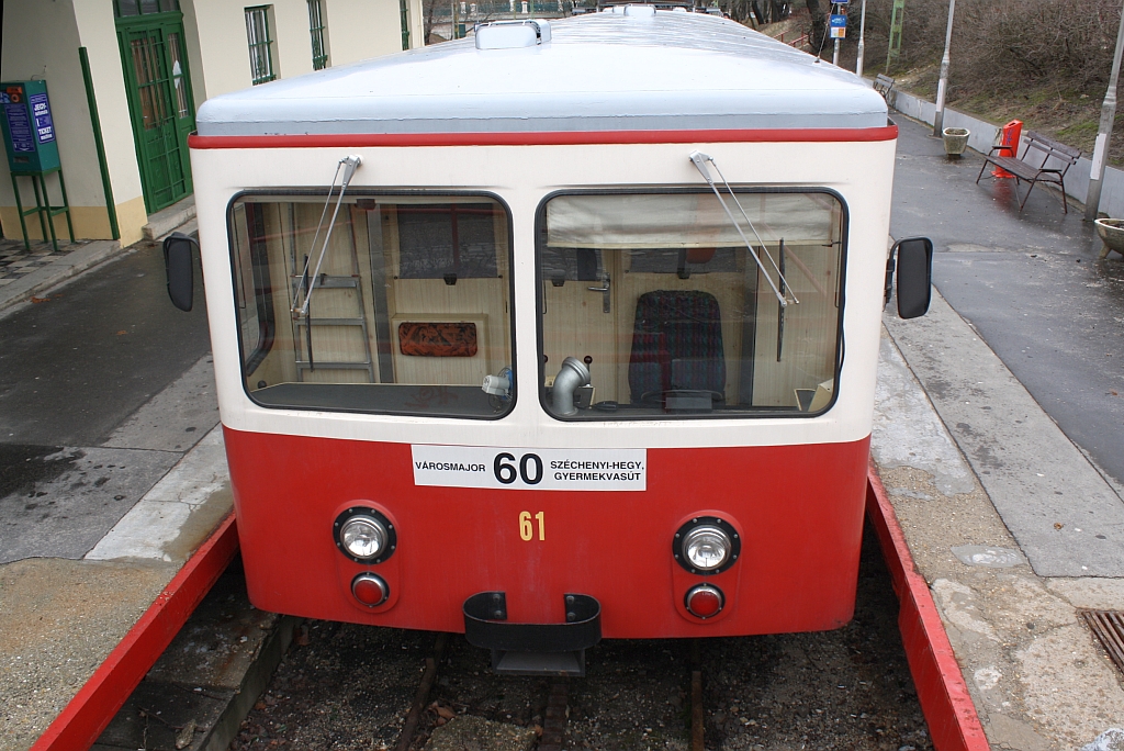 ES61 am 27.Februar 2010 im Endbahnhof Szechenyihegy.