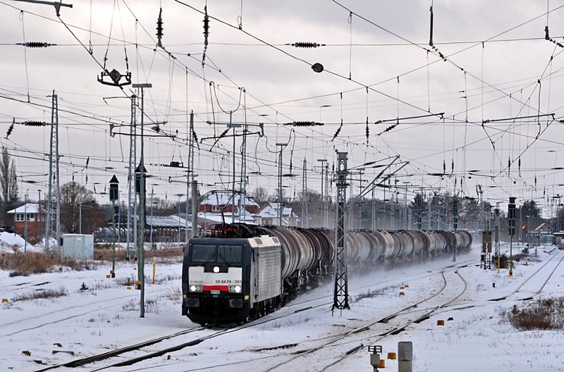 ES64 F4 201 durchfhrt mit einem Kesselwagenzug den Bf Neustrelitz am 28.01.2010