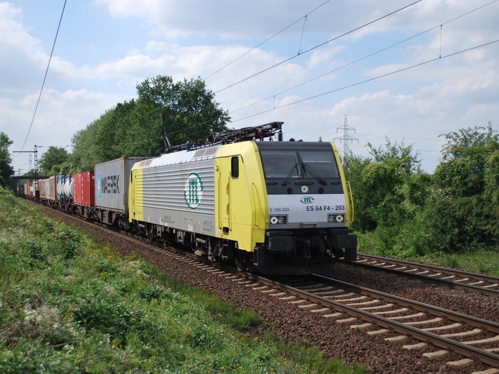 ES64 F4 - 203 (189 203-3) ITL fhrt am 21.08.2010 mit einem Containerzug auf der Gterbahn Hannover Richtung Lehrte.