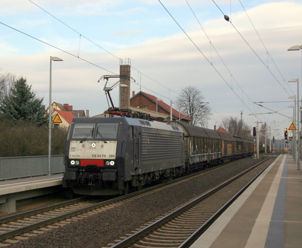 ES64 F4 284 Mit einem Gterzug durch den Bahnhof Tangerhtte am 10.11.2010