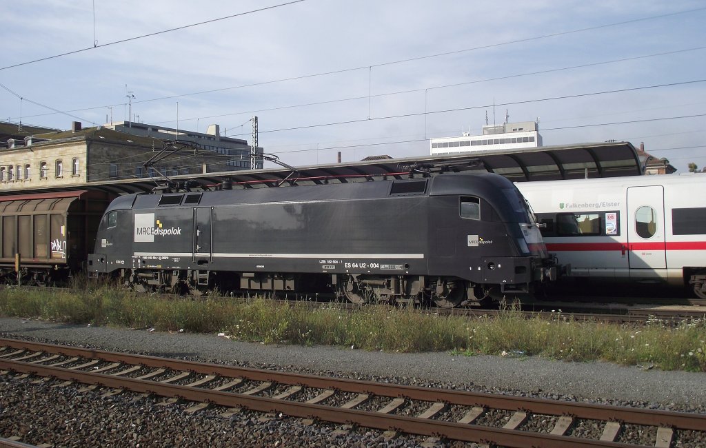 ES64 U2-004 steht am 6. August 2011 mit einem Schiebewandwagenzug im Bahnhof Bamberg und wartet auf die Ausfahrt Richtung Wrzburg.