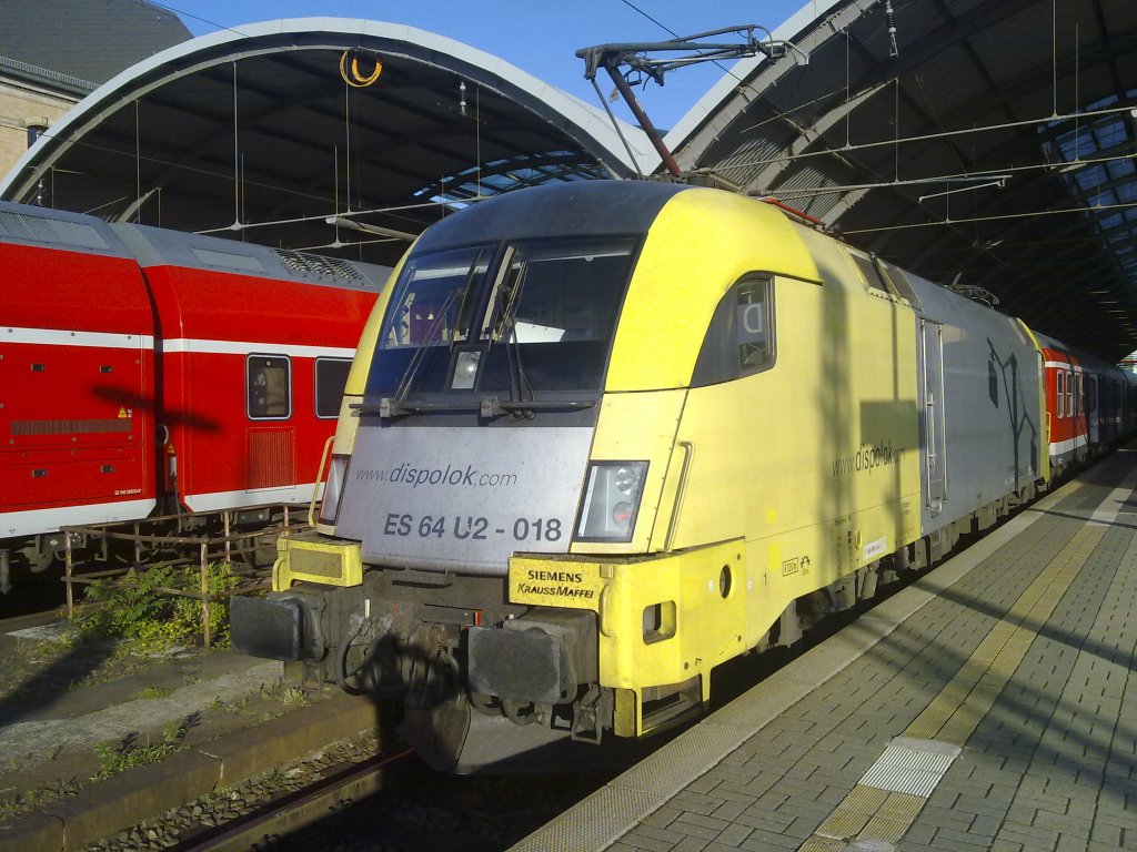 ES64-U2-018 vor ihrer RB an einem schnwettrigen Vormittag nach Eisenach in Halle Saale Hbf.