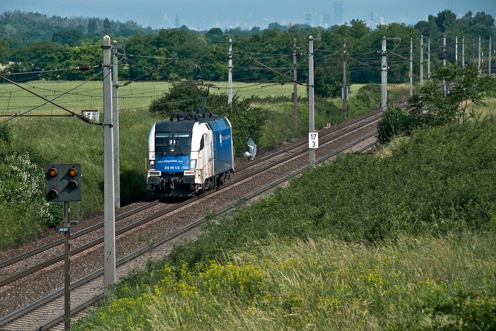 ES64 U2 - 022 war am 12.06.2010 als Lz Richtung Ungarn unterwegs. Die Aufnahme entstand kurz vor Gramatneusiedl. 