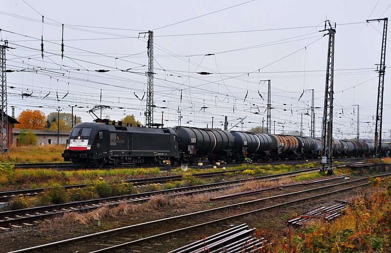 ES64 U2-026 durfte dann am 28.10.09 einen leeren Kesselzug durch den Bf Stralsund Richtung Greifswald bringen