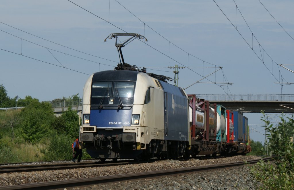 ES64 U2-060 der Wiener Lokalbahnen steht an einen Roten Signal bei Markt Einersheim am 29.06.2011