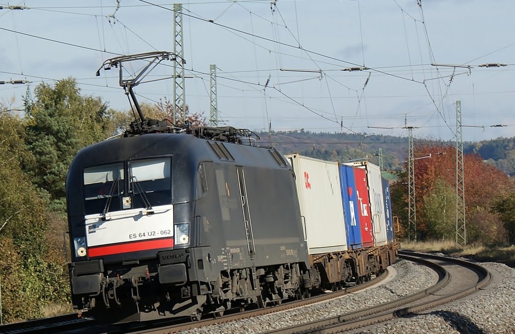 ES64 U2-062  BoxXpress  mit einen KLV-Zug kurz vor Fulda am 26.10.2011