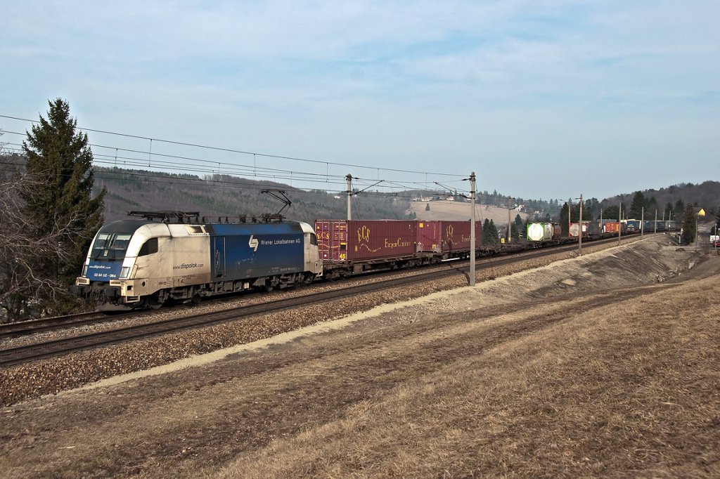 ES64 U2-064, ist am Nachmittag des 12.03.2011 um 15:43 Richtung Westen unterwegs. Die Aufnahme entstand kurz vor Eichgraben-Altlengbach.