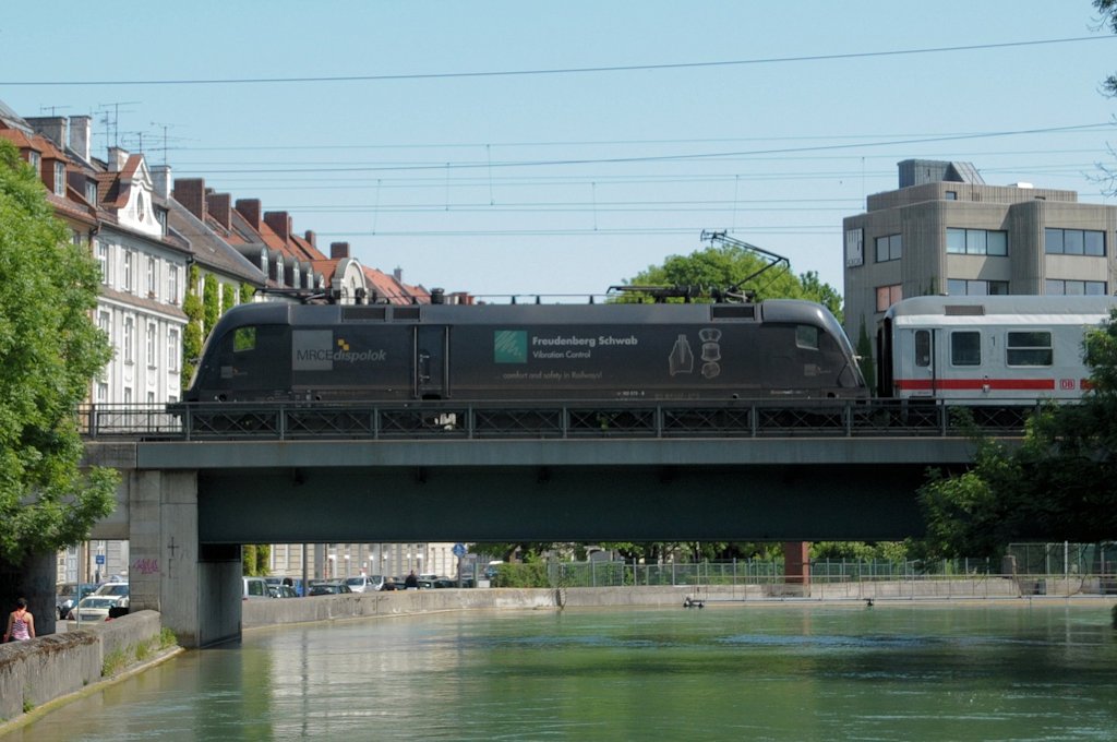 ES64 U2-073 am 27.05.12 berquert mit IC 2083 den groen Stadtbach an der Isartalstrae in Mnchen