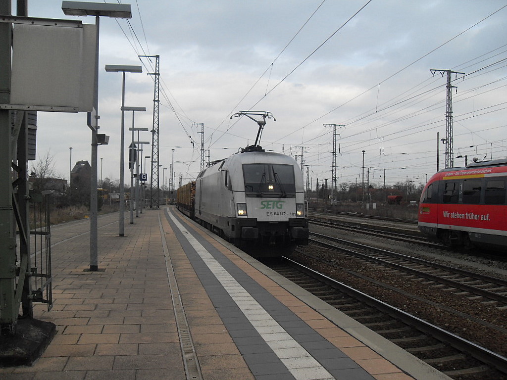 ES64 U2-101 mit einem Holzzug am 01.04.2011 aus Richtung Berlin.