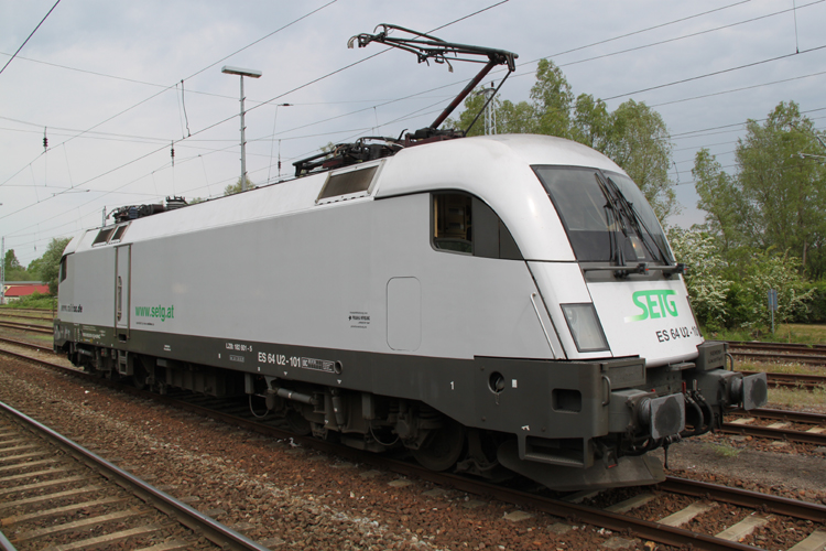 ES642 U2-101(182 601-5)Der Firma Raildox GmbH u Co.KG im Bahnhof Rostock-Bramow wenig spter ging es wieder zurck nach Stendal-Niedergrne.(14.05.2011) 