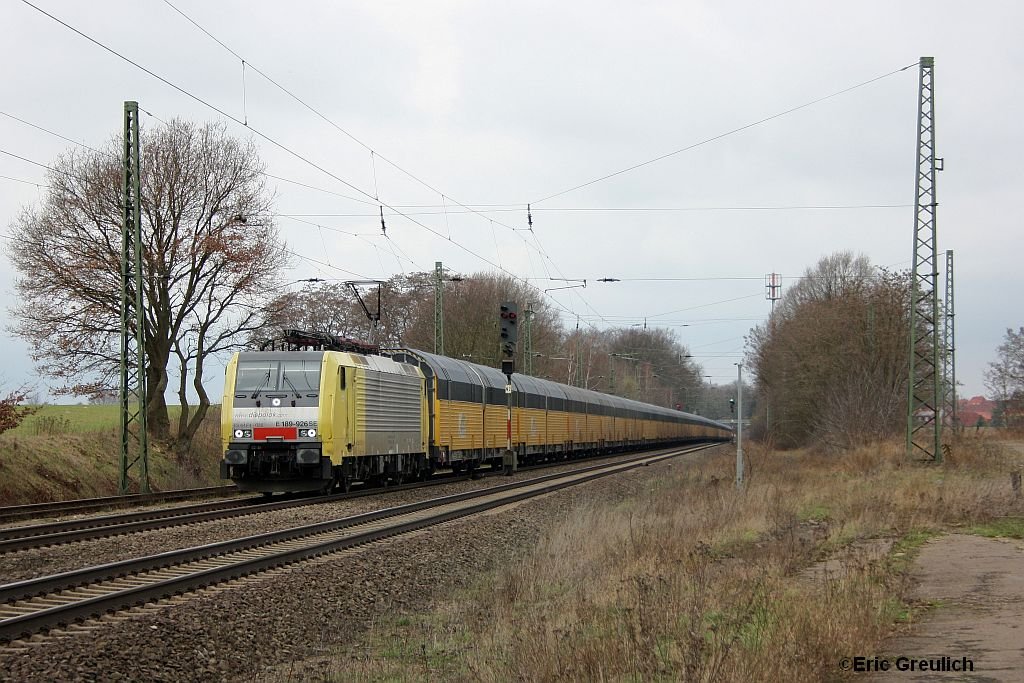 ES64F4-026 am 29.3.10 mit einem Autozug in Hagen(Hannover).