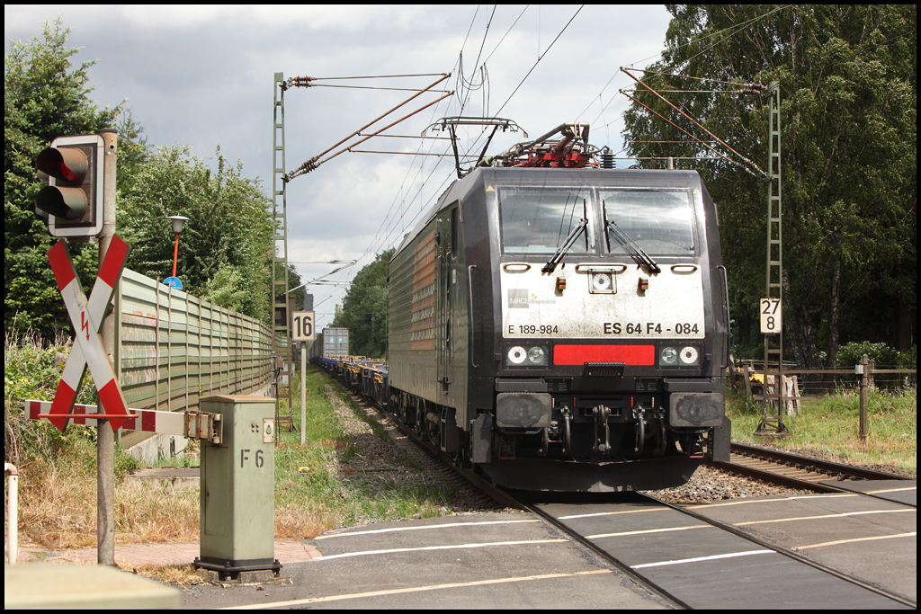 ES64F4-084 (E189 984) von LOCON ist mit einem langen Containerzug von der Nordsee in Richtung Ruhrgebiet unterwegs. (18.06.2011 bei Haltern am See).