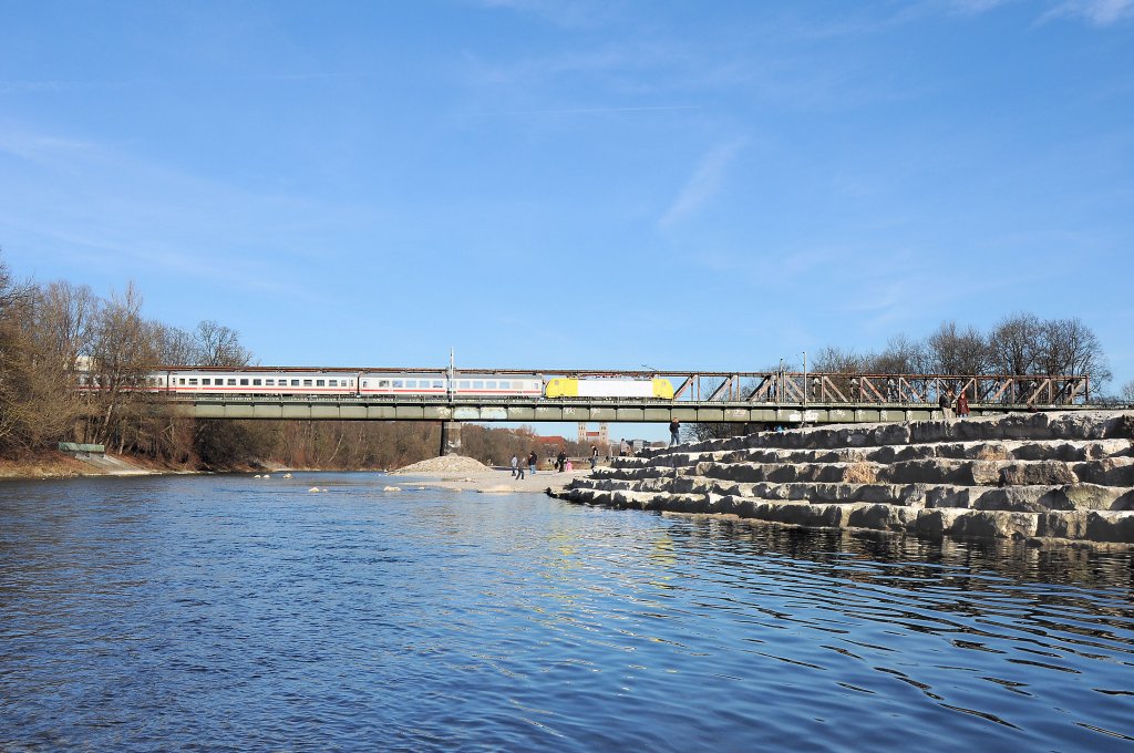 ES64F4-089 berquert am 26.12.09 mit EC 89 nach Mailand die Braunauer Brcke in Mnchen