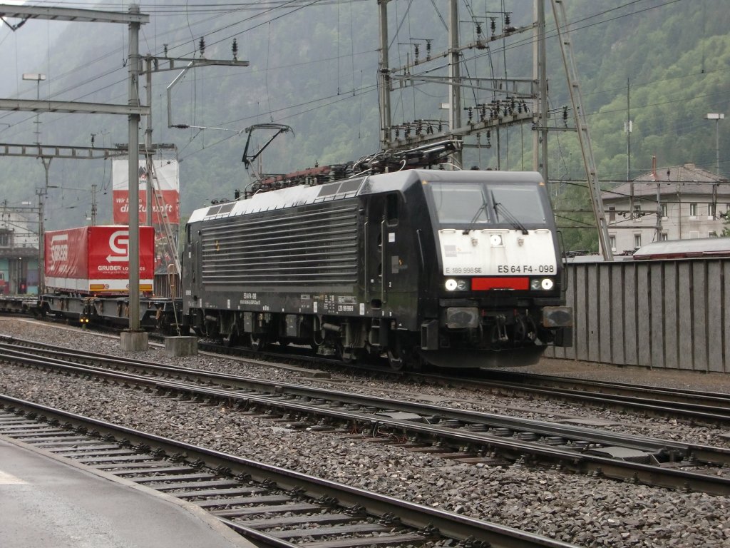 ES64F4 098 fuhr bei starkem Regen aus dem Bahnhof Erstfeld nach Norden. 28.5.2010