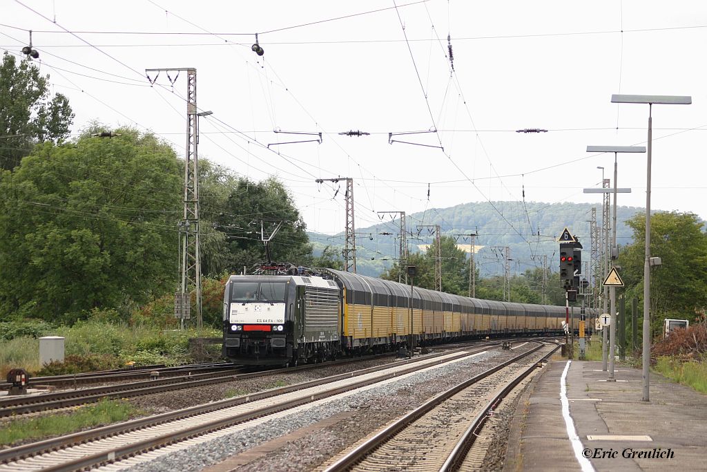 ES64F4-109 mit einem Autozug in Kreiensen am 01.09.2011.