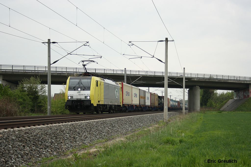 ES64F4-203 mit einem Containerzug am 8.5.10 bei Immensen-Arpke.