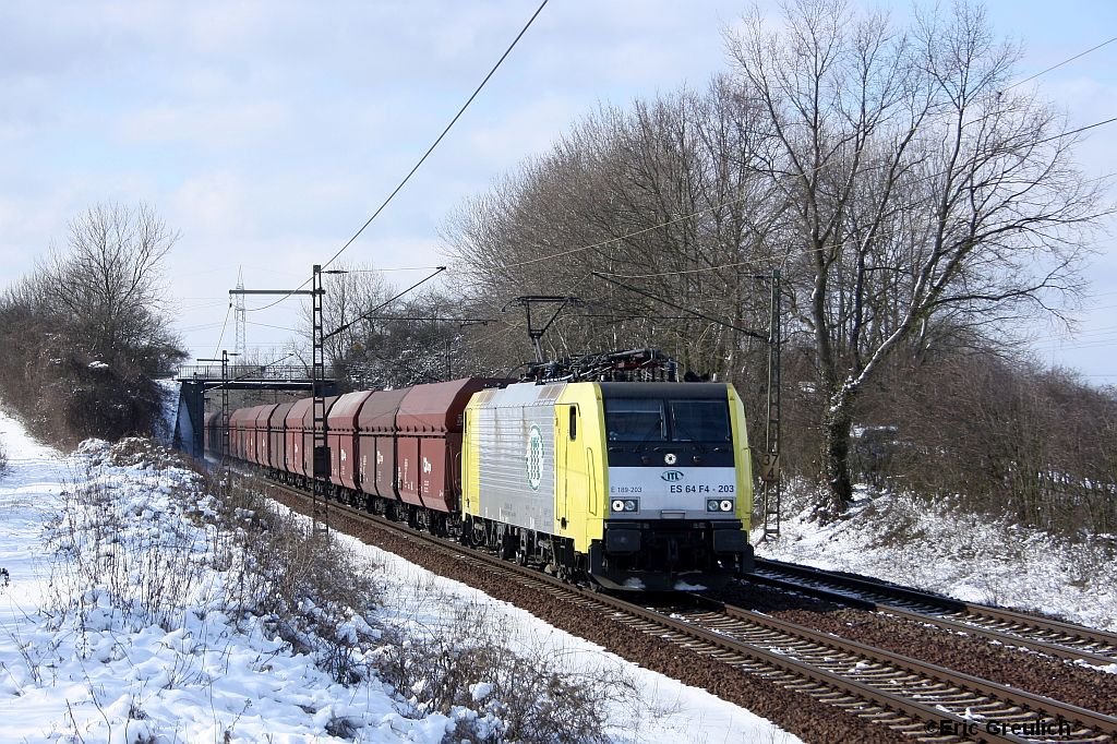 ES64F4-203 mit einem Kohlezug am 5.3.10 in Ahlten.