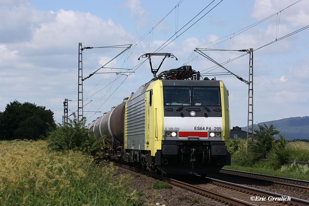 ES64F4-205 mit einem kurzen Kesselwagenzug am 17.05.2011 bei V�lksen.