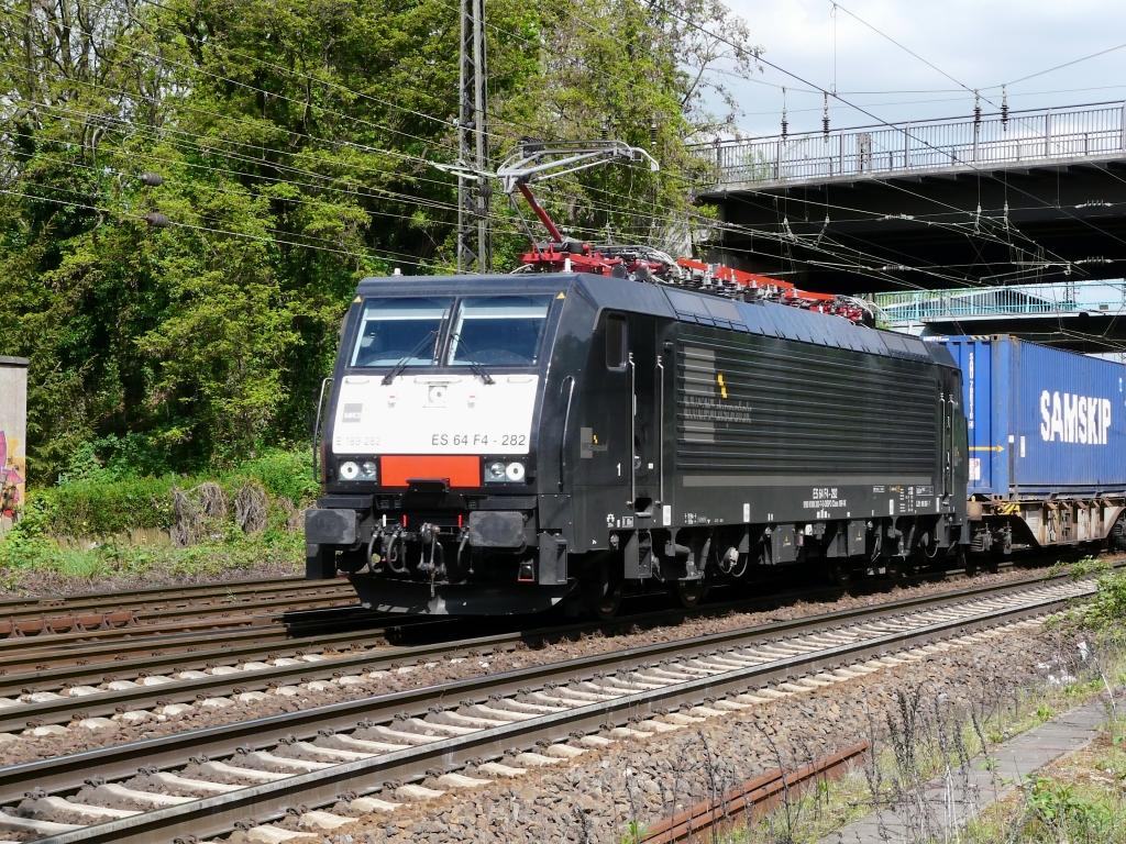 ES64F4 282 vor Containerzug in Oberhausen.
