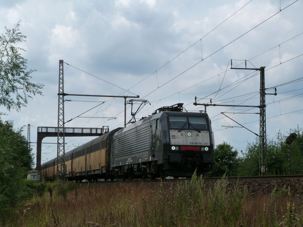 ES64F4 - 287/ 189 287 von MRCE fhrt am 30.07.13 mit einem ARS aus Richtung Wunstorf nach Seelze.
Eingefangen bei Dedensen-Gmmer. 
