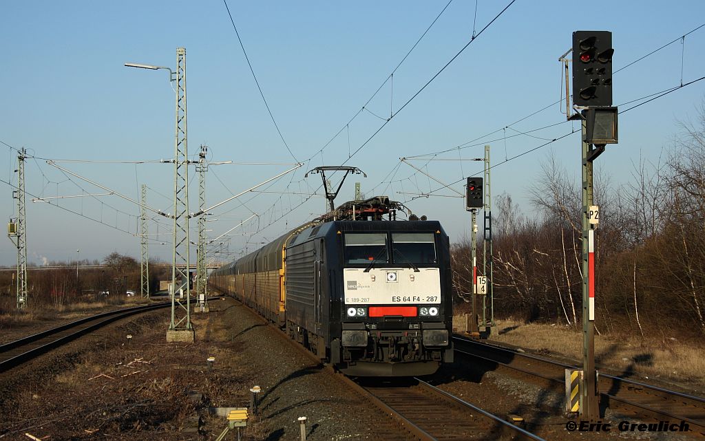 ES64F4-287 mit einem Altmann-Autozug am 02.02.2012 in Weetzen.