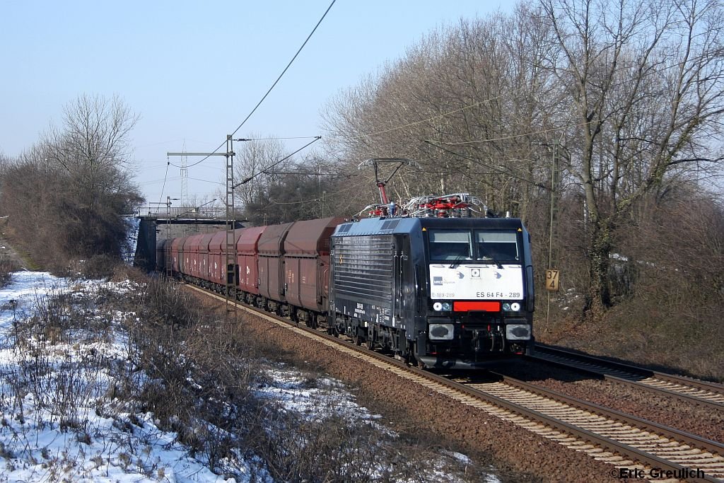 ES64F4-289 mit einem Kohlezug in Ahlten am 9.3.10.