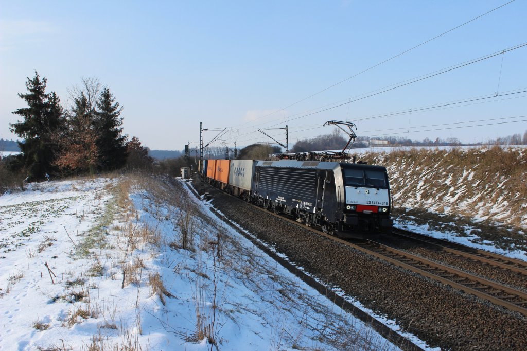 ES64F4 840 war irgendwann Mitte Mrz 2013 zwischen Elze und Nordstemmen (KBS 350) mit ihrem Containerzug auf dem Weg Richtung Norden.