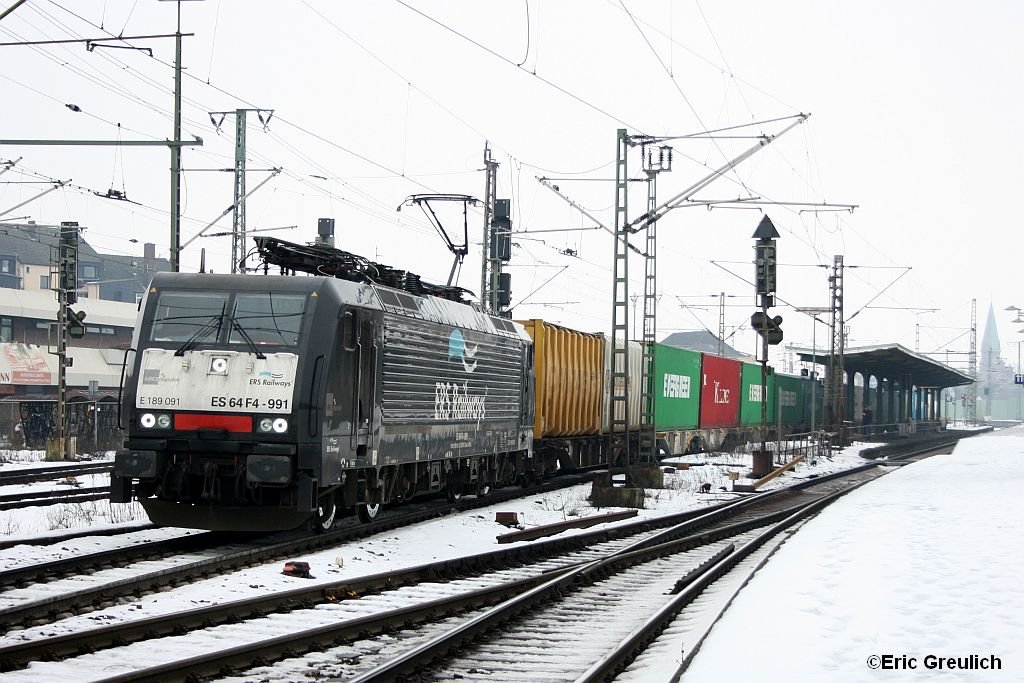 ES64F4-991 von RES Railways mit einem Containerzug in Lehrte am 6.2.2010.