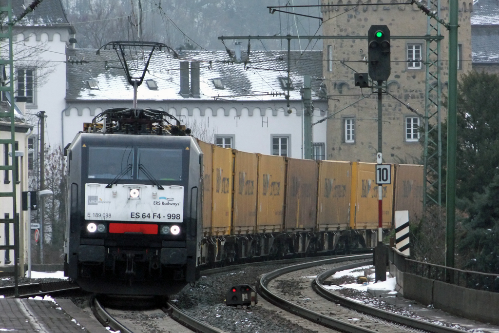 ES64F4-998 bei der Durchfahrt in Linz am Rhein 5.1.2011