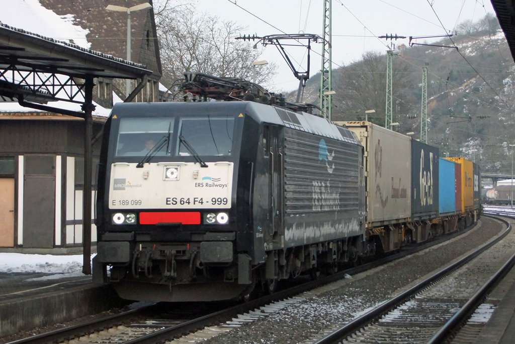 ES64F4-999 bei der Durchfahrt in Linz am Rhein 5.1.2011