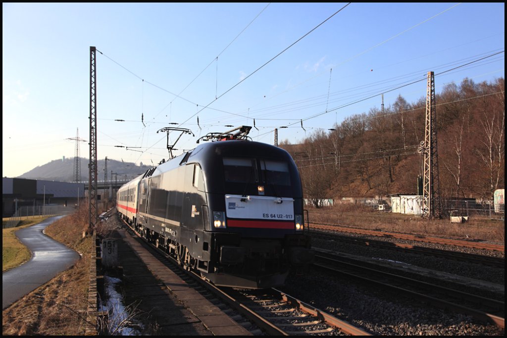 ES64U2-017 bringt den IC 2861 zurck nach Hamm(Westf). Am Zugschluss luft kalt die ES64U2-001 mit. (18.02.2010)