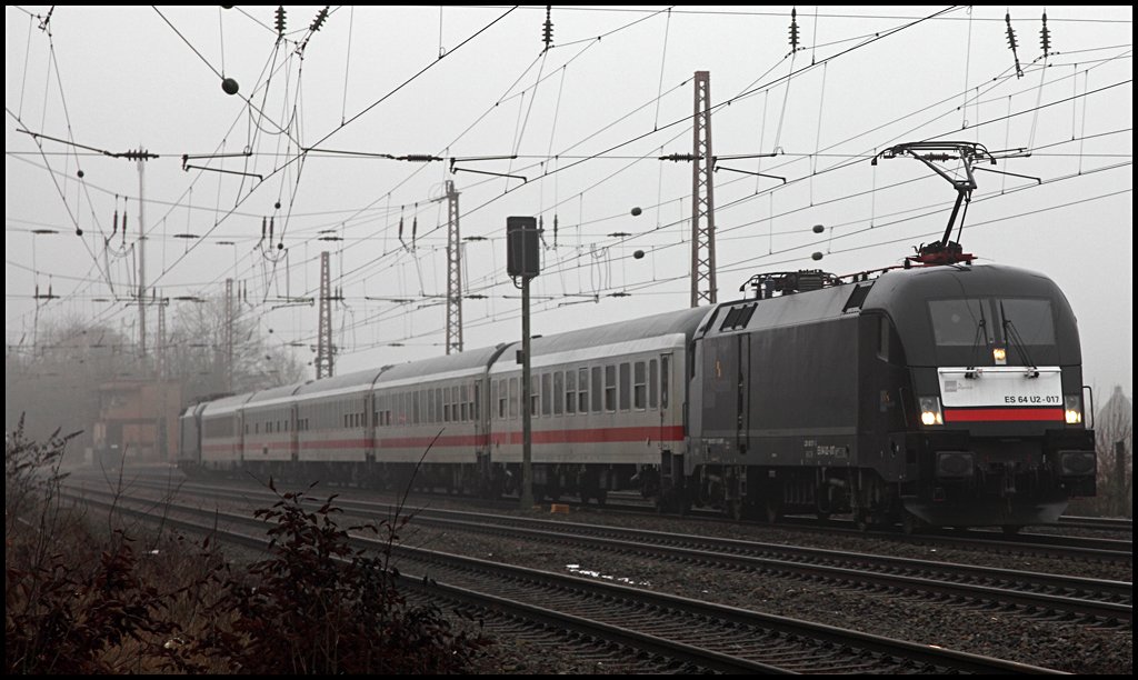 ES64U2-017 und ES64U2-001 (am Zugschluss) fahren mit dem Ersatzzug IC 2862, Hamm(Westf) - Bonn Hbf, durch Westhofen. (06.02.2010)