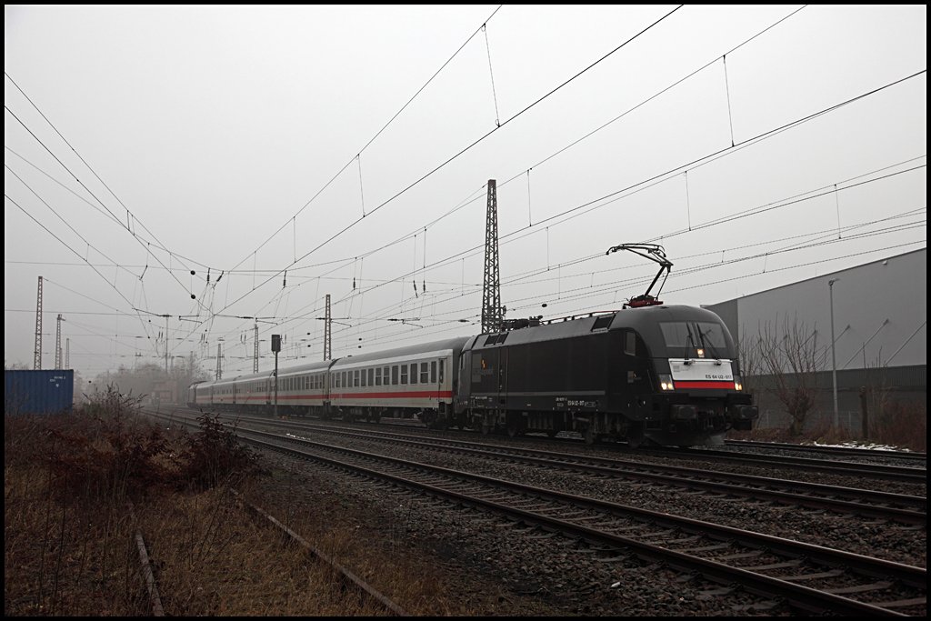 ES64U2-017 und ES64U2-001 (am Zugschluss) fahren mit dem Ersatzzug IC 2862, Hamm(Westf) - Bonn Hbf, durch Westhofen. (06.02.2010)

