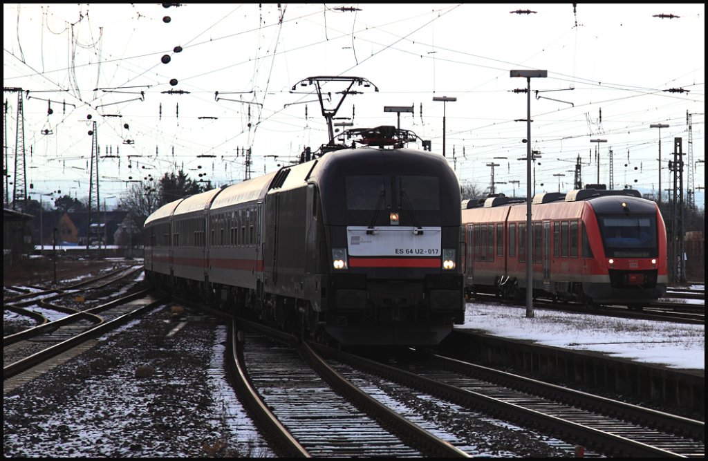 ES64U2-017 schleppt den IC 2863, Bonn Hbf - Hamm(Westf), durch Schwerte(Ruhr) in Richtung Unna. Rechts fhrt ein 648er von Iserlohn komment in den Bahnhof ein. (21.02.2010)