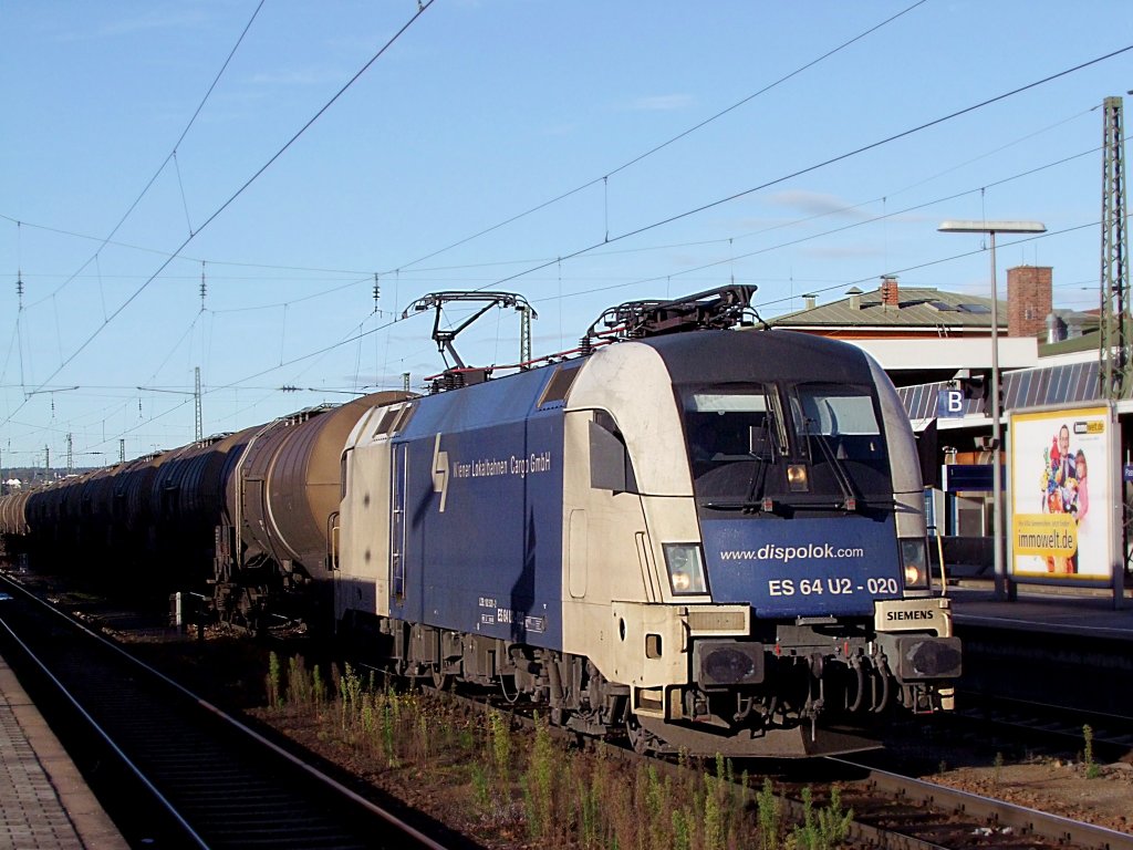 ES64U2-020 durchfhrt mit einem Kesselwagenganzzug den Passau-Hbf Richtung sterreich;101113