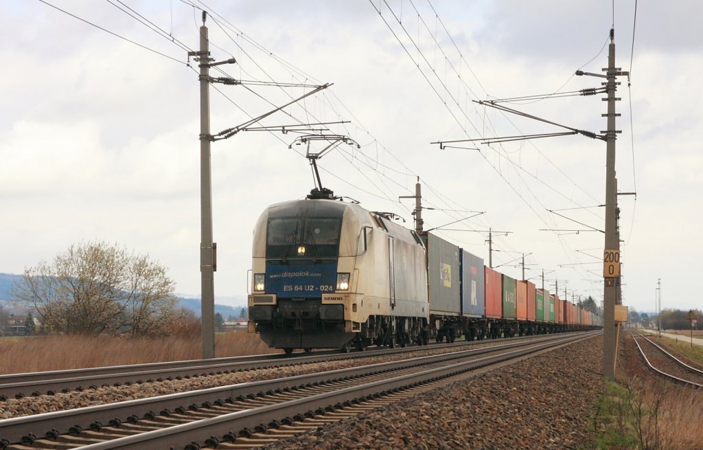 ES64U2-024 mit ihrem Containerzug auf dem Weg nach Passau. Aufgenommen am 28. Mrz 2010 bei Hrsching.