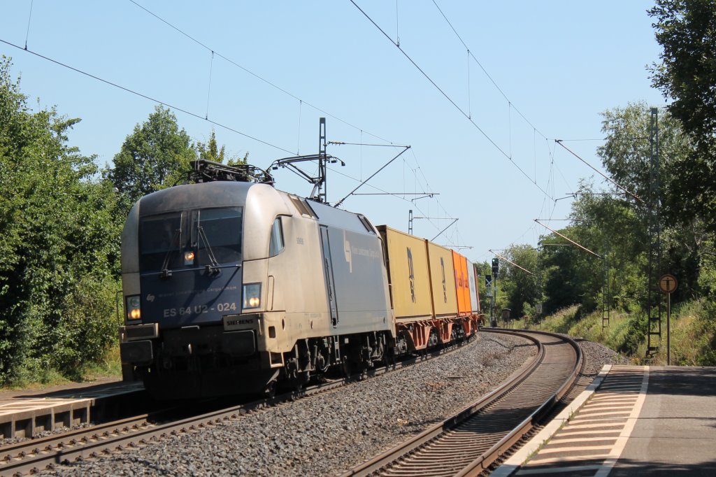 ES64U2 - 024 (WLB) mit einem Containerzug in Hagenbchach am 2.8.2013