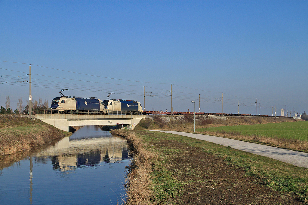 ES64U2-024+1216.953 fuhren mit dem 43623 am 30.12.2012 um 13:14 ber den Neustdter Kanal -->Mrzzuschlag.
