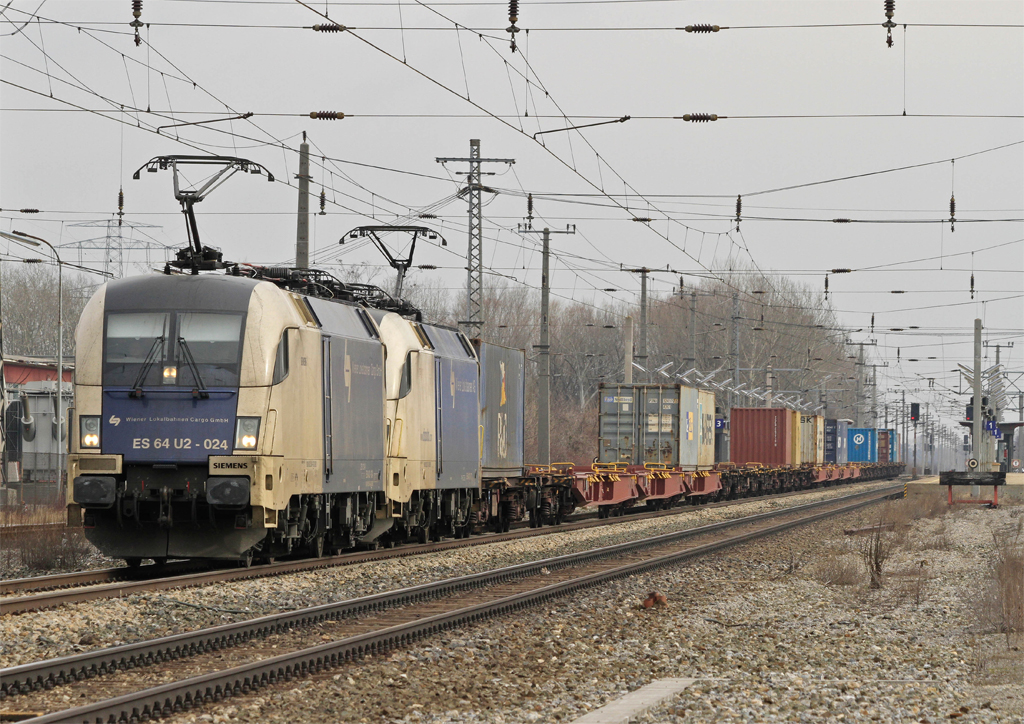ES64U2-024+ES64U2-027 fuhren am 09.02.2013 mit dem 43623 durch den Bhf. Gtzendorf Richtung Wien.
